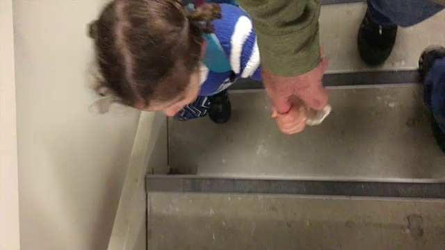 爸爸和女儿正在上楼视频素材画面3