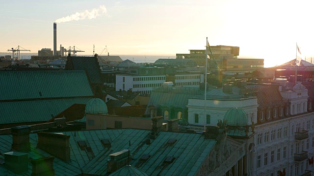 日落时城市建筑的屋顶。Helsingborg城市,瑞典。背景是烟囱视频素材