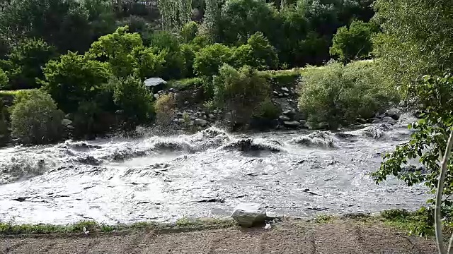 印度克什米尔索纳玛格湍急的河流视频素材