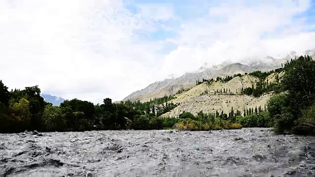 时间流逝雪山与云和浑河在印度在洪水问题。视频素材