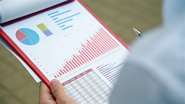 创业者分析报告视频素材画面1