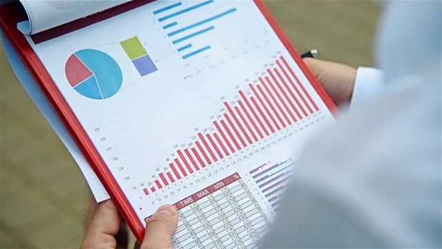 创业者分析报告视频素材画面2