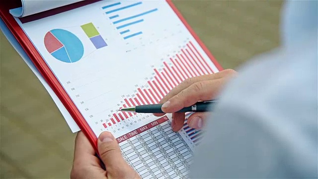 创业者分析报告视频素材画面3