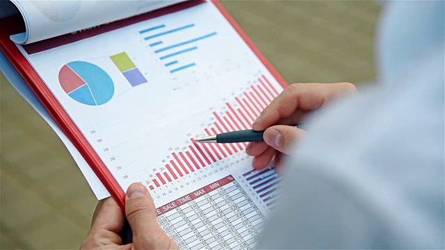 创业者分析报告视频素材画面4