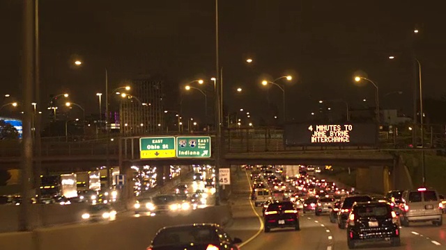 FPV:风景优美的驾车沿着繁忙的多车道高速公路在芝加哥城市的夜晚视频素材