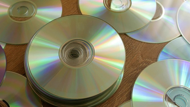 光盘掉到一堆dvd或cd上视频素材画面1
