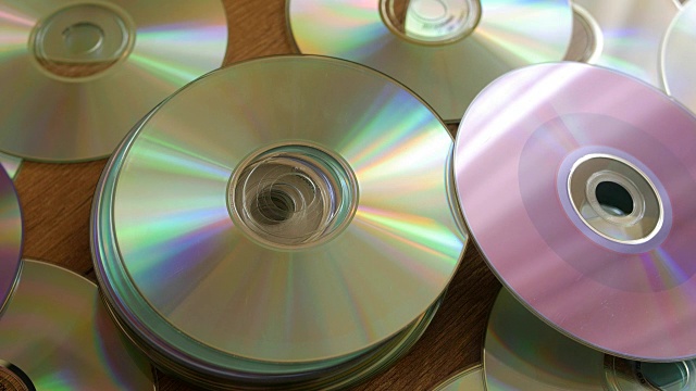 光盘掉到一堆dvd或cd上视频素材画面2
