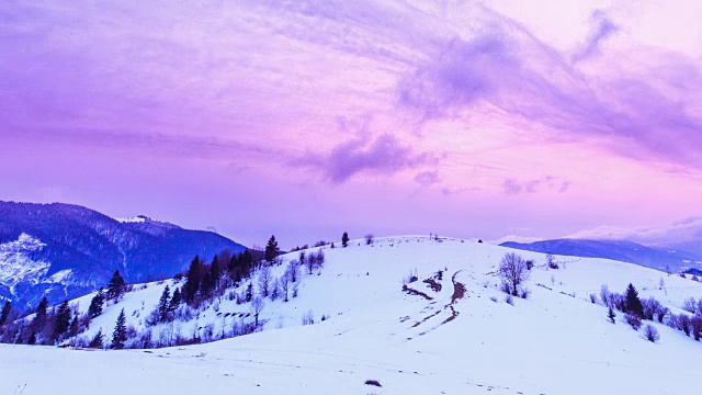 山峰上的雪被风吹走了。冬天的风景。天很冷，下着雪。视频素材