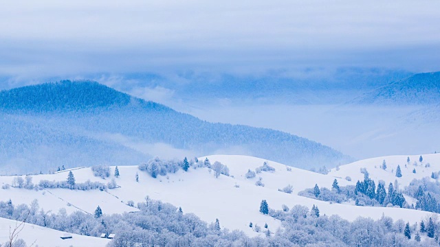 山峰上的雪被风吹走了。冬天的风景。天很冷，下着雪。视频素材