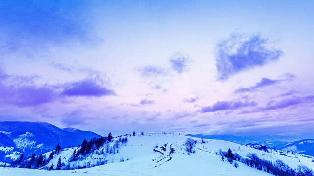 山峰上的雪被风吹走了。冬天的风景。天很冷，下着雪。视频素材