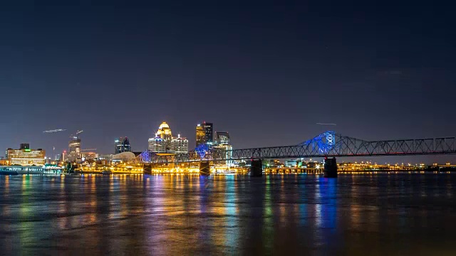 夜晚的路易斯维尔天际线，桥梁和河流，4k 1080p视频素材