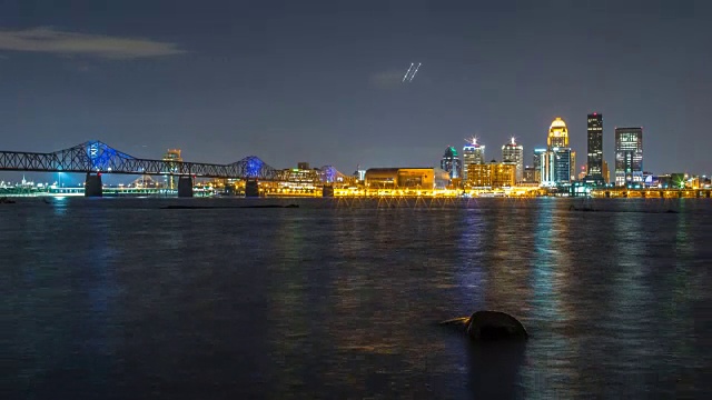 夜晚的路易斯维尔天际线，桥梁和河流，4k 1080p视频素材