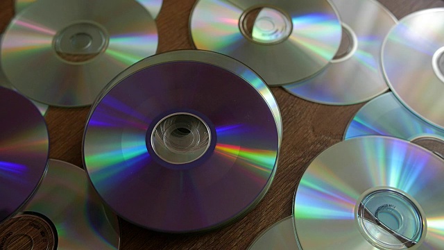 光盘掉到一堆dvd或cd上视频素材画面2