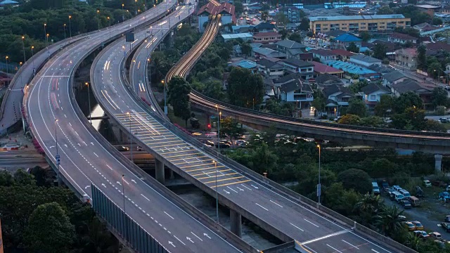 从白天到夜晚高速公路上交通的时间流逝视频素材