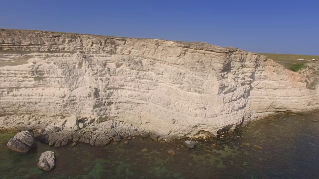 海岸的岩石悬崖，航拍录像视频素材