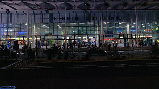 夜间柏林Ostbahnhof火车站外的长镜头/柏林视频素材画面1