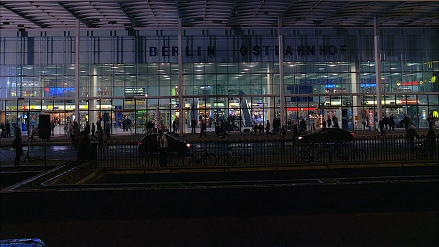 夜间柏林Ostbahnhof火车站外的长镜头/柏林视频素材画面2
