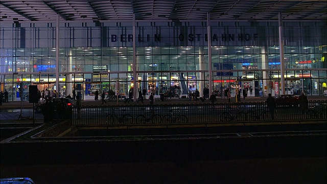 夜间柏林Ostbahnhof火车站外的长镜头/柏林视频素材画面3