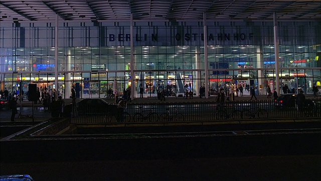 夜间柏林Ostbahnhof火车站外的长镜头/柏林视频素材画面4