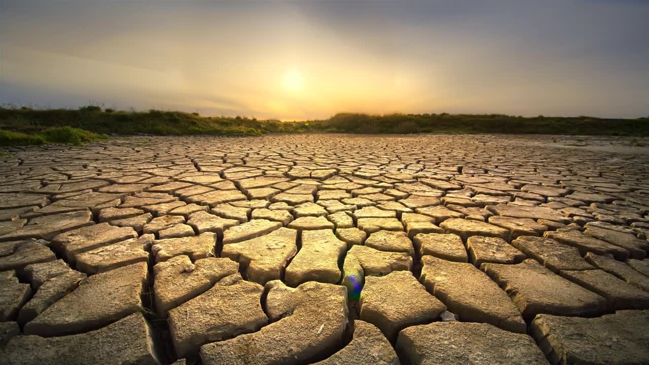 干燥开裂的土地在夏季干旱的黎明，加利福尼亚视频素材画面1