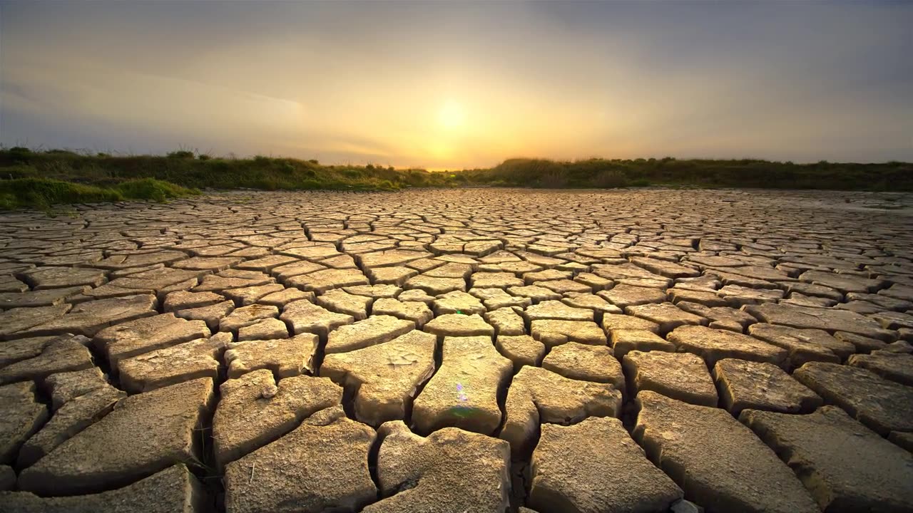 干燥开裂的土地在夏季干旱的黎明，加利福尼亚视频素材画面2