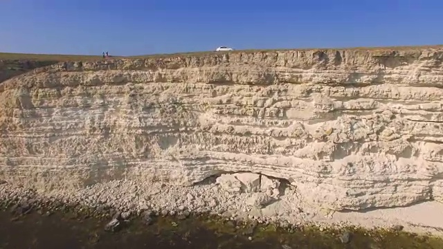 海岸和高原的岩石悬崖，航拍录像视频素材