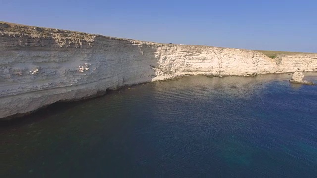 海岸的白色岩石悬崖，航拍录像视频素材