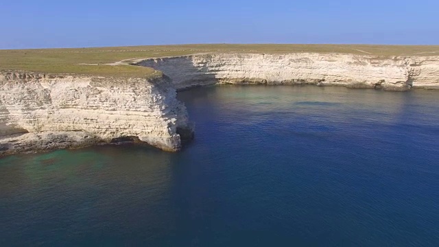 海岸和高原的岩石悬崖，航拍录像视频素材