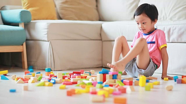 可爱的亚洲儿童玩积木视频素材画面2