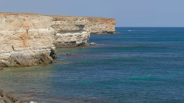 阳光明媚的日子，海岸的岩石峭壁景观视频素材