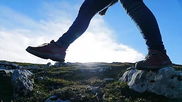 在阳光明媚的一天在山上徒步旅行的徒步者表达自由，健康，运动和冒险。视频素材