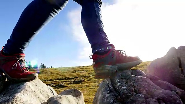 在阳光明媚的一天在山上徒步旅行的徒步者表达自由，健康，运动和冒险。视频素材