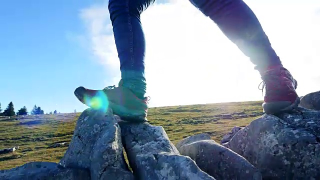 一个人在山上的岩石和石头徒步旅行。视频素材