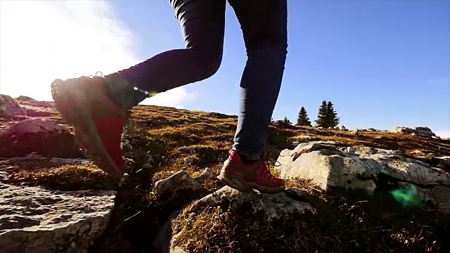 在阳光明媚的一天在山上徒步旅行的徒步者表达自由，健康，运动和冒险。视频素材