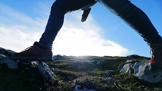 在阳光明媚的一天在山上徒步旅行的徒步者表达自由，健康，运动和冒险。视频素材