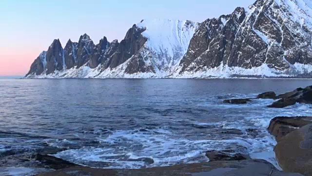 挪威北部Senja岛的奥克肖南山脉附近的日落视频素材