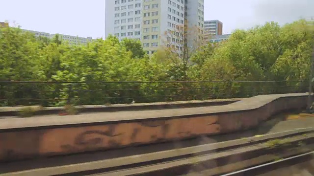 从一列行驶的火车的窗口看柏林城内的建筑物视频素材画面1