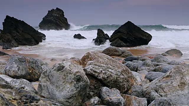 黑色岩石上的海浪视频素材