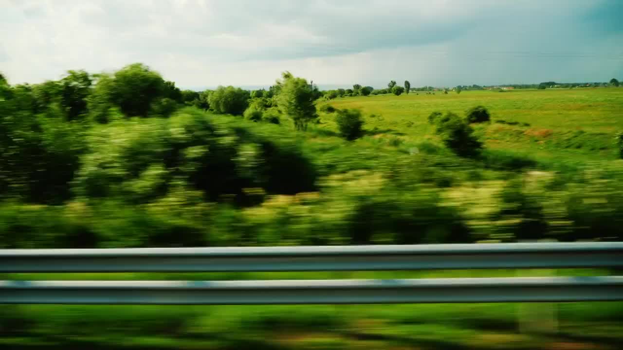 沿着风景如画的乡村和农地走视频素材