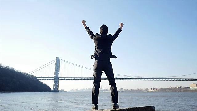 站在海岸线上的年轻商人。象征着创新、理念、胜利和自决。视频素材画面3