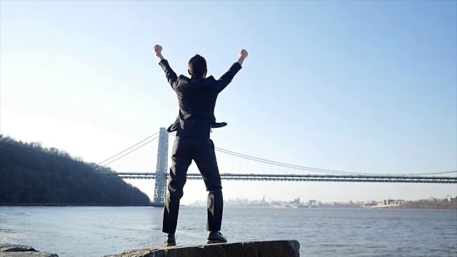 站在海岸线上的年轻商人。象征着创新、理念、胜利和自决。视频素材画面4
