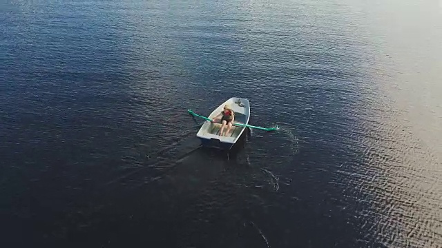 在湖上划船的男孩视频素材