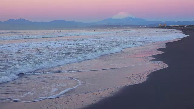 海滩和富士山上美丽的黎明视频素材