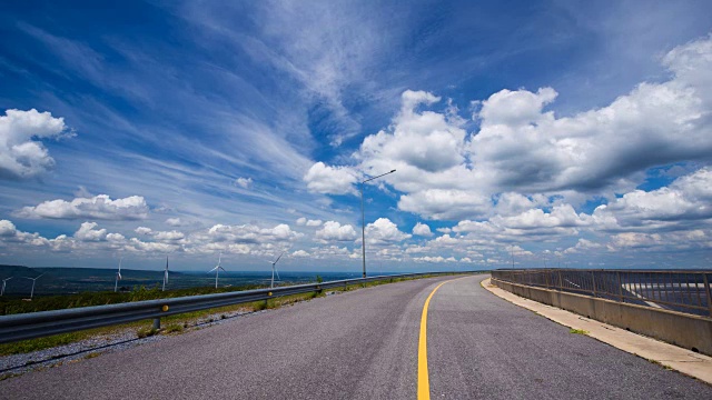 碧空沥青路视频素材画面3