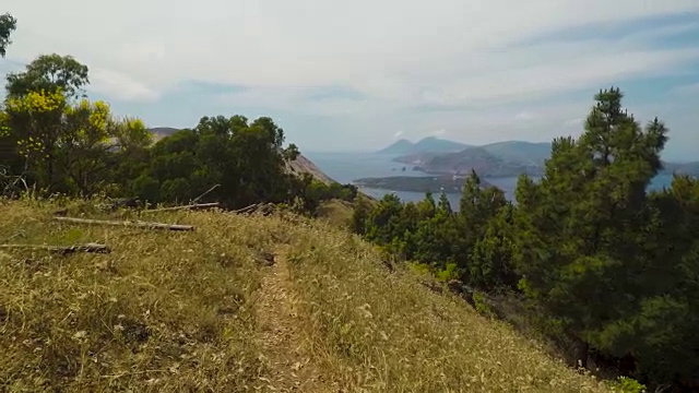 在阳光明媚的夏日户外，漫步在火山的伊奥利亚岛的野径到地中海海景视频素材