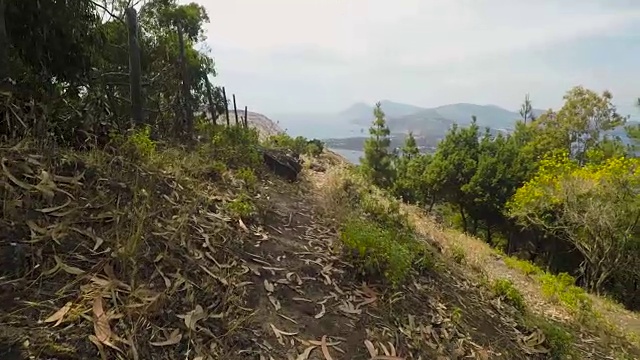 在阳光明媚的夏日户外，漫步在火山的伊奥利亚岛的野径到地中海海景视频下载