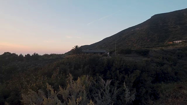 在阳光明媚的夏日夜晚，在波拉拉的赛利纳伊奥利亚岛上走在带有地中海海景的小路上视频素材