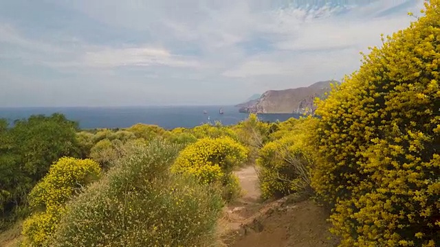 在阳光明媚的夏日里，漫步在火山的伊奥利亚岛上，地中海海景视频素材