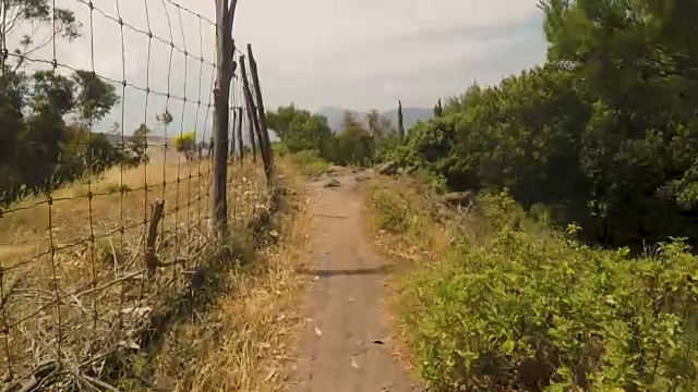 在阳光明媚的夏日里，漫步在火山的伊奥利亚岛上，地中海海景视频素材