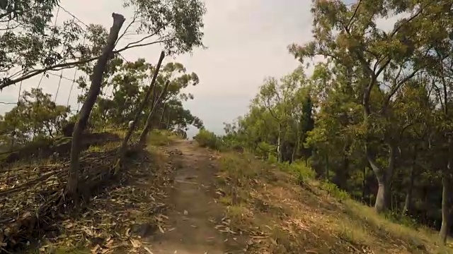 在阳光明媚的夏日里，漫步在火山的伊奥利亚岛上，地中海海景视频素材